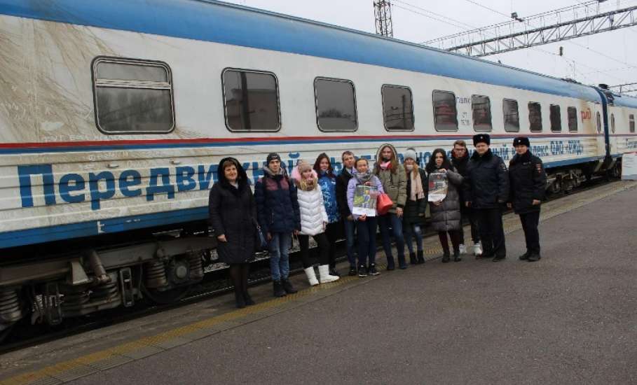 Сотрудники Елецкого ЛО МВД России на транспорте провели урок безопасности для студентов и школьников Ельца
