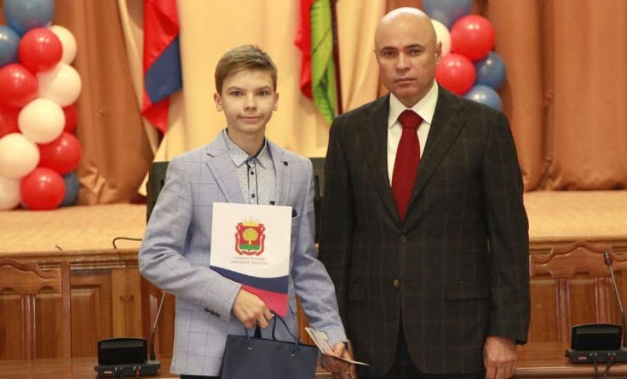 Игорь Артамонов вручил паспорта молодым гражданам Липецкой области