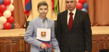 Игорь Артамонов вручил паспорта молодым гражданам Липецкой области