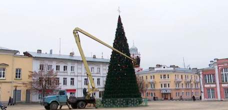 В Ельце начали наряжать главную новогоднюю ёлку