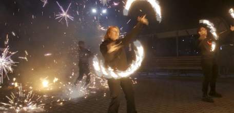 Огненное шоу для «Домашней гавани»: театр огня и света «Flame» порадовал ельчан зажигательным выступлением