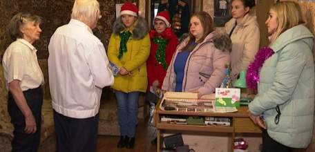 «Время загадывать желания»: молодёжь города поздравила ветеранов с наступающим Новым годом