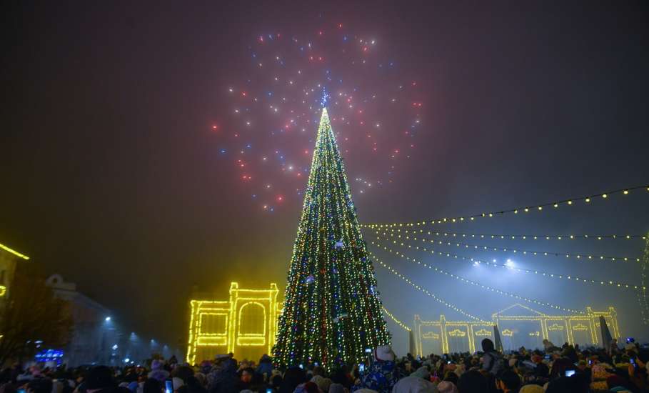 На площади Ленина засияла огнями главная городская ёлка