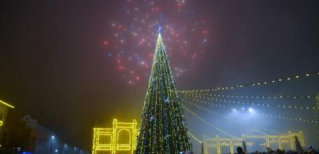 На площади Ленина засияла огнями главная городская ёлка