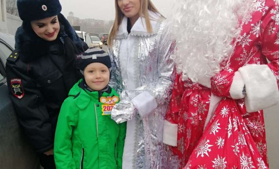 В Ельце Дед Мороз и Снегурочка разъясняли водителям правила проезда пешеходных переходов