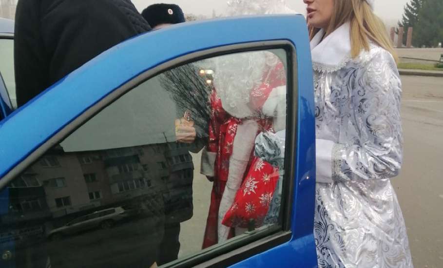 В Ельце Дед Мороз и Снегурочка разъясняли водителям правила проезда пешеходных переходов