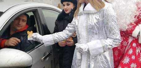 В Ельце Дед Мороз и Снегурочка разъясняли водителям правила проезда пешеходных переходов