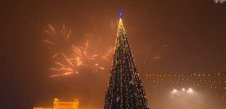 Ёлочка, гори! В Ельце торжественно открыли фестиваль «Новогодние огни древнего города»