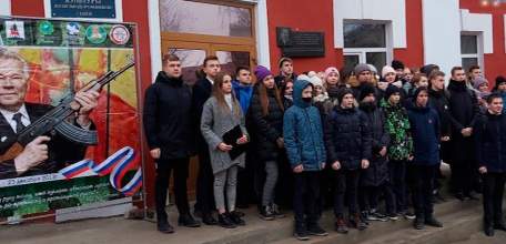 В Ельце молодёжь почтила память Михаила Калашникова