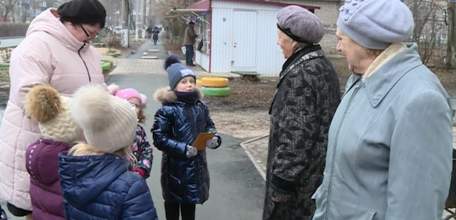 С заботой и уважением к «серебряному» возрасту: воспитанники детского сада № 34 поздравляют ельчан с Новым годом