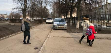 Почему сотрудники ГИБДД не штрафуют автохамов у школы-лицея №5?!