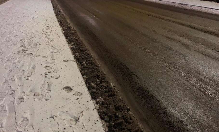 В новогоднюю ночь в Ельце по улицам развозили грязь, вместо уборки...