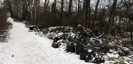 На территории садового товарищества в микрорайоне Новые дома продолжает разрастаться несанкционированная свалка