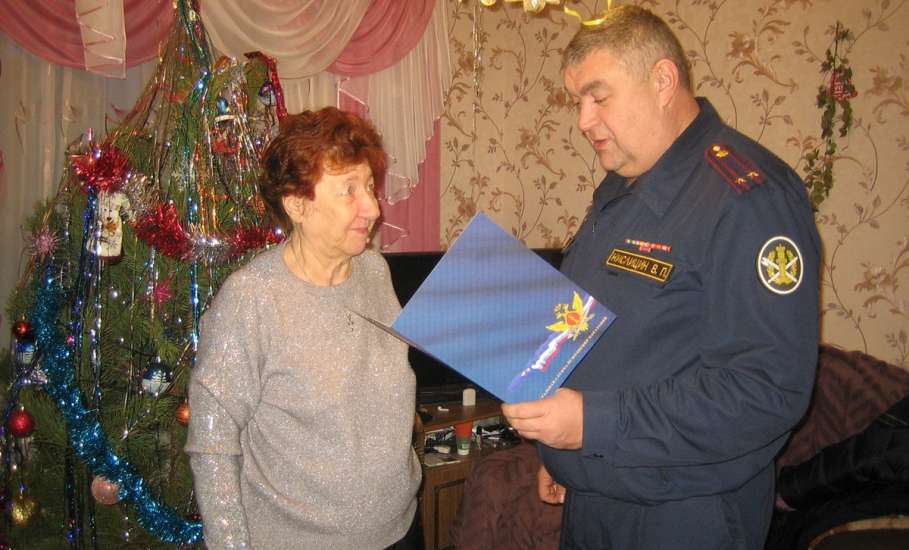 Начальник тюрьмы №2 города Ельца поздравил ветерана УИС с 80-летием
