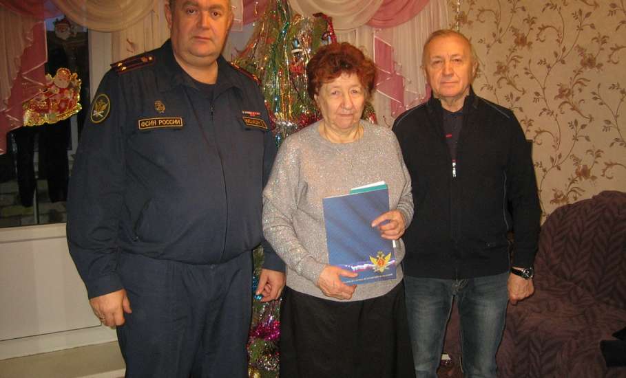 Начальник тюрьмы №2 города Ельца поздравил ветерана УИС с 80-летием