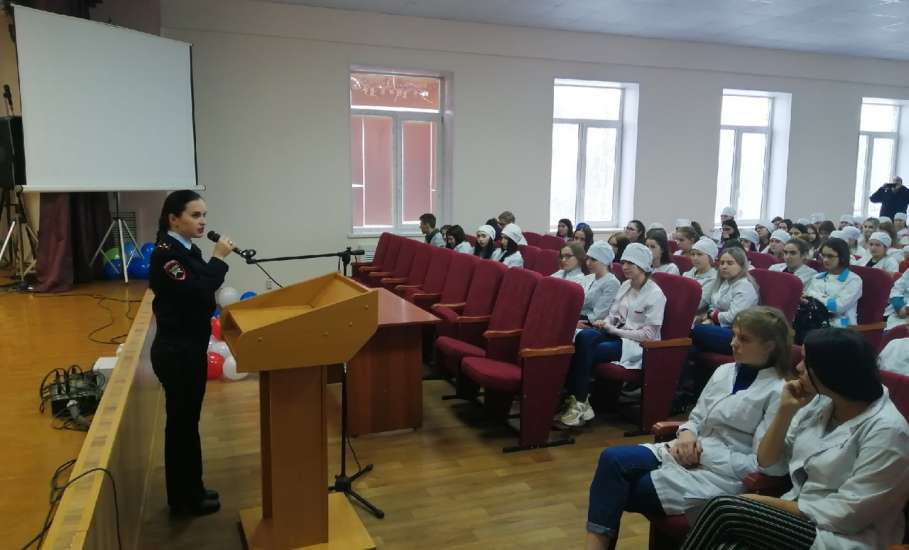 В Ельце сотрудники ОГИБДД и студенты медицинского колледжа провели совместное мероприятие