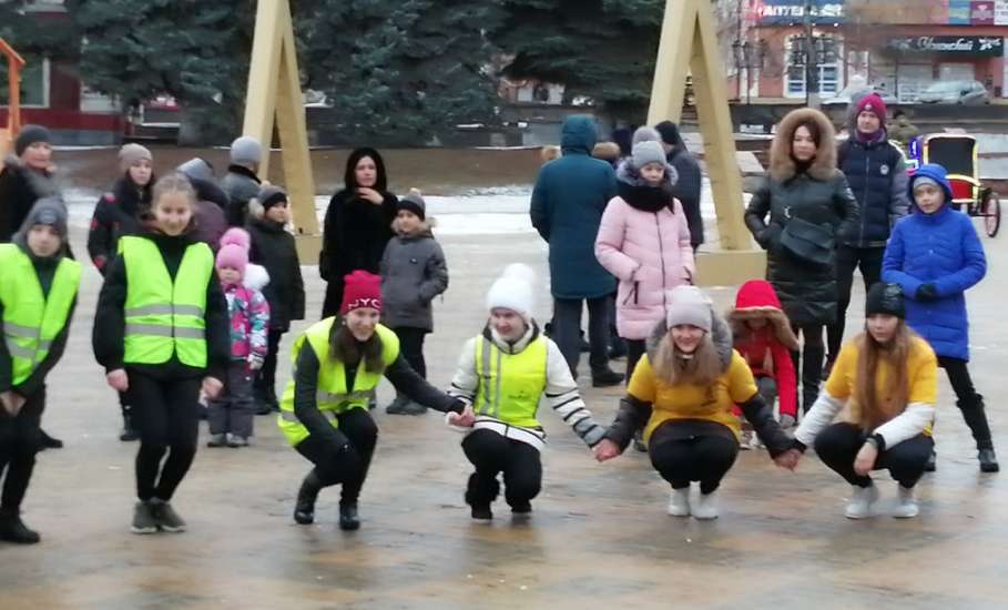 В Ельце состоялся танцевальный флешмоб по безопасности дорожного движения