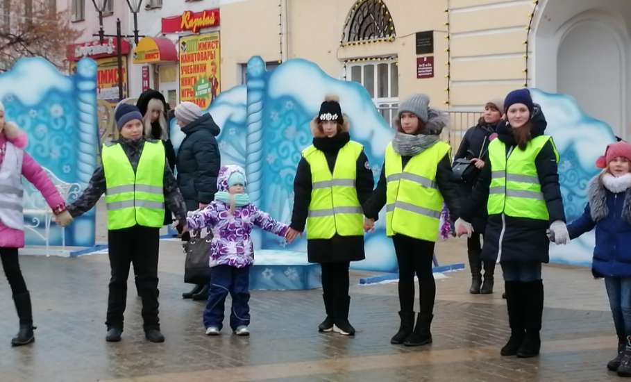 В Ельце состоялся танцевальный флешмоб по безопасности дорожного движения