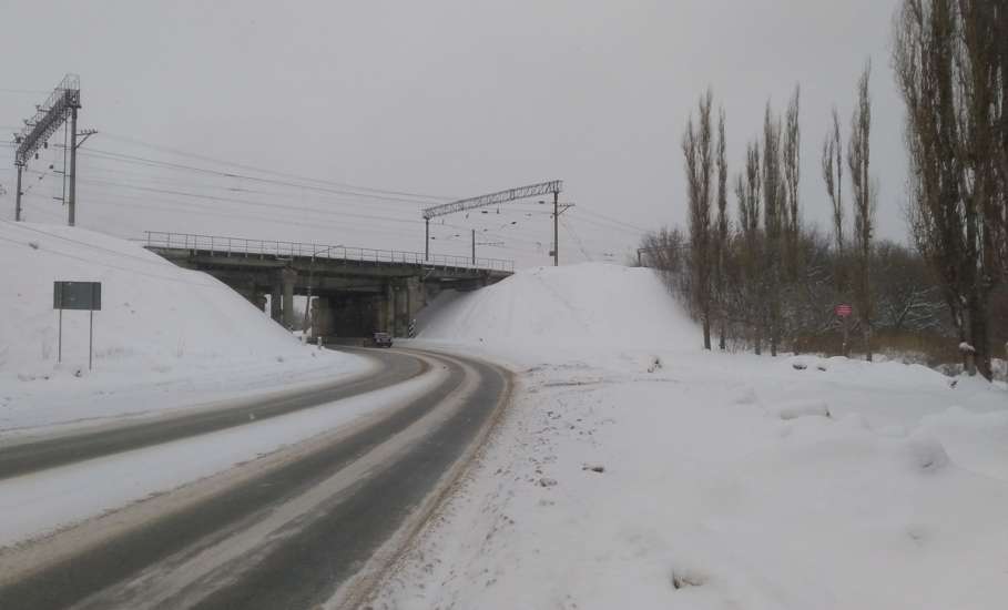 Ледовые горки опасны, особенно вблизи железной дороги  и проезжей части!