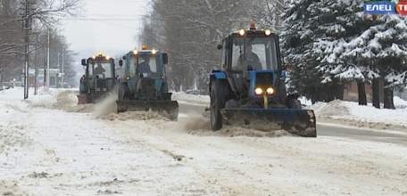 В борьбе с первым обильным снегопадом коммунальные службы работают круглосуточно