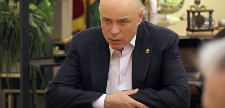 Игорь Артамонов взял под личный контроль процесс повышения зарплат бюджетников