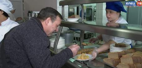 Переход на цифровизацию школьного питания проверили родители