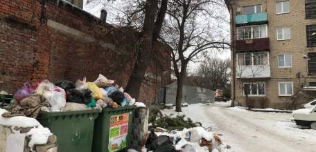 Мусорные контейнеры переполнены в центре города!