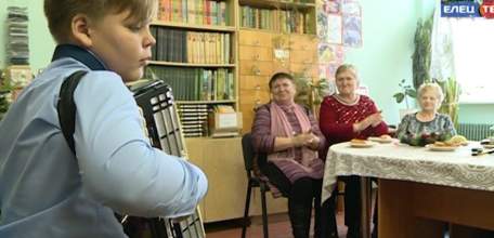 Ученики школы №10 организовали концерт жителям микрорайона