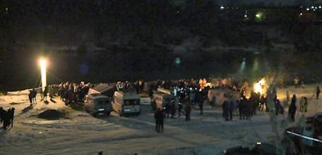 Традиционные крещенские купания привели ельчан ночью на берег Быстрой Сосны