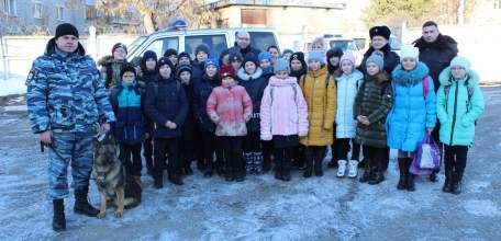 Елецкий ЛО МВД России на транспорте провел для учеников кадетского класса школы № 23 акцию «Студенческий десант»