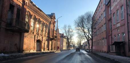 В городе сплошная грязь из-за невывезенного вовремя снега!