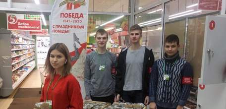 &laquo;Блокадный хлеб&raquo; как символ фронтового Ленинграда раздавали в эти дни на улицах города