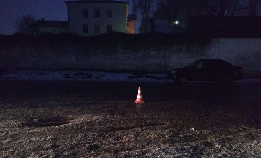 В Ельце на улице Вермишева автомобиль «Дэу-Нексия» наехал на 80-летнюю женщину