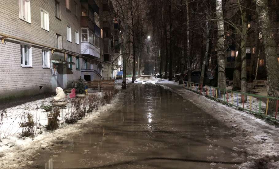 Перед домом 107 по улице Коммунаров вместо дороги появилась река!