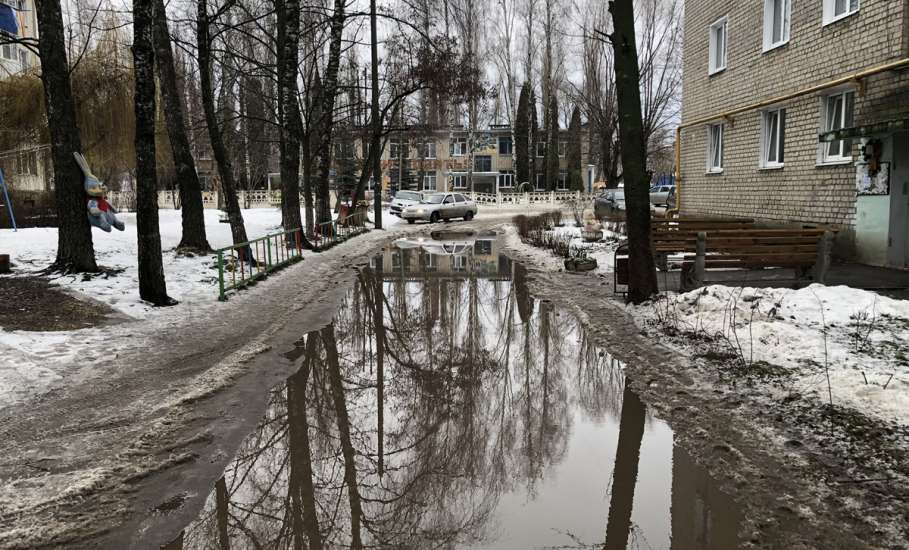 Перед домом 107 по улице Коммунаров вместо дороги появилась река!