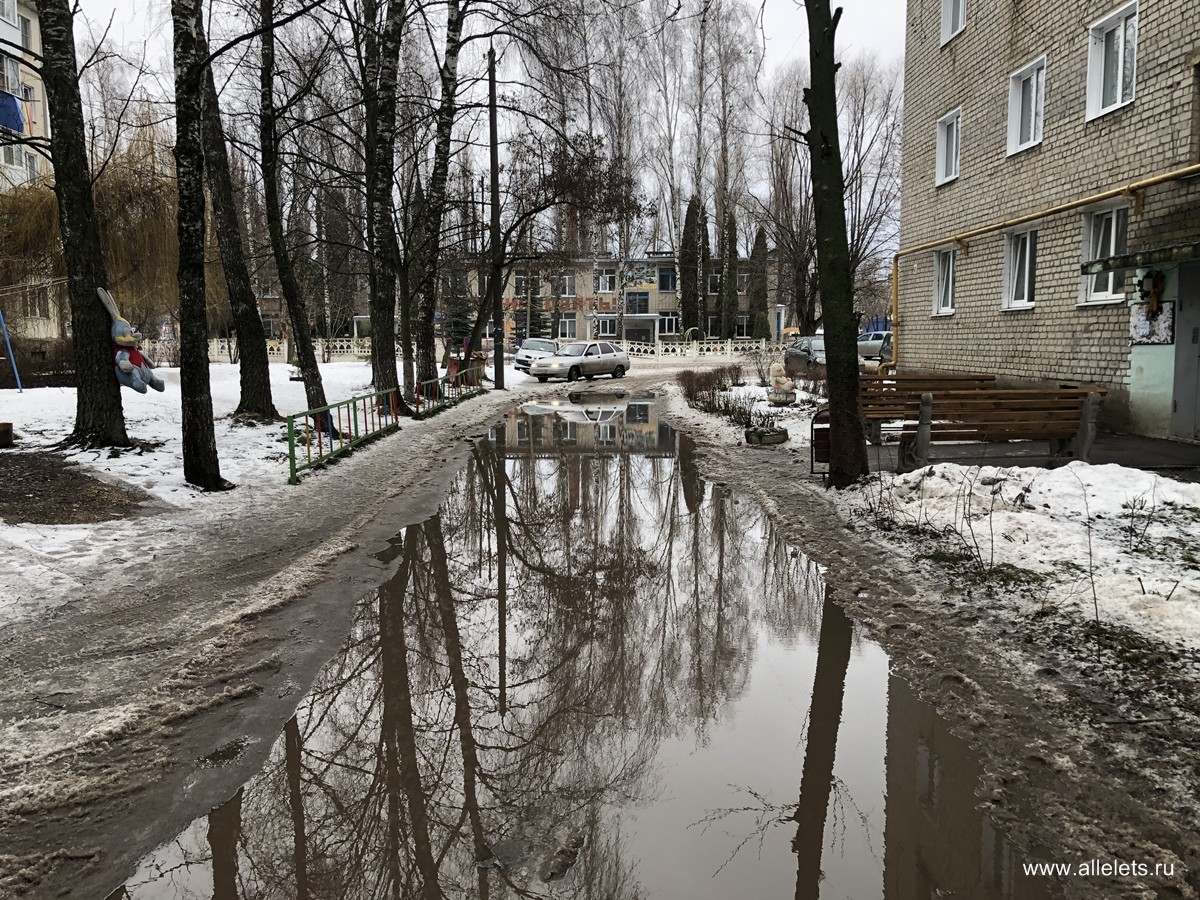 Перед домом 107 по улице Коммунаров вместо дороги появилась река! / Новости