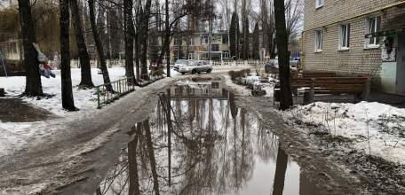 Перед домом 107 по улице Коммунаров вместо дороги появилась река!