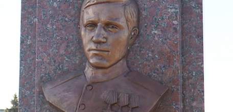 Вандализм или глупость: плиту с барельефом полного кавалера ордена Славы испортили неизвестные