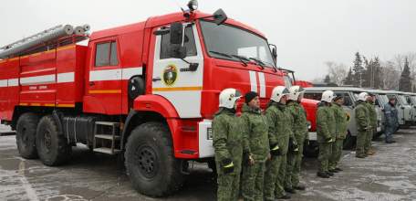 Игорь Артамонов вручил лесным инспекторам ключи от новых автомобилей