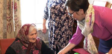 Представители администрации Ельца вручили памятные медали ветеранам Великой Отечественной войны