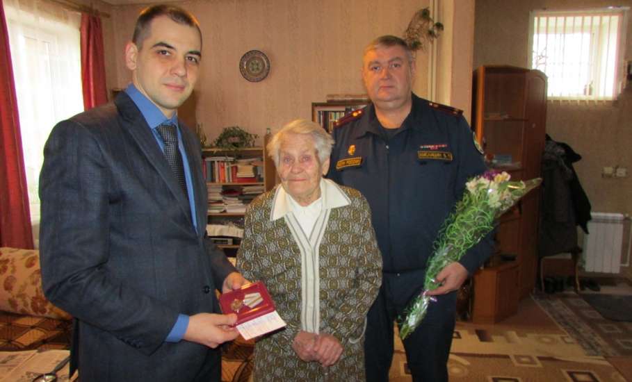 Руководство администрации городского округа города Ельца и тюрьмы №2 поздравили труженика тыла и ветерана УИС