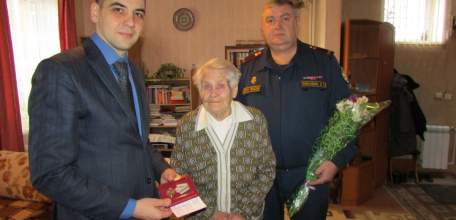 Руководство администрации городского округа города Ельца и тюрьмы №2 поздравили труженика тыла и ветерана УИС