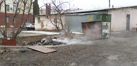 В Ельце в очередной раз вандалы сожгли мусорные контейнеры