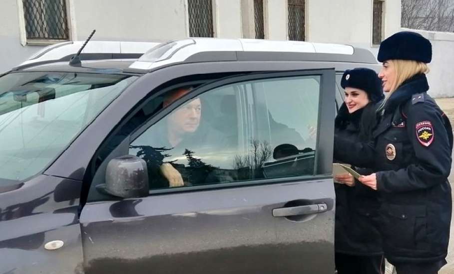 С предстоящим Днём защитника Отечества в Ельце автомобилистов поздравляли девушки в погонах