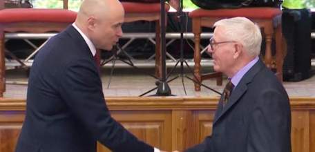 Глава области Игорь Артамонов вручил почётные знаки 25 примерным отцам. В их числе двое ельчан.