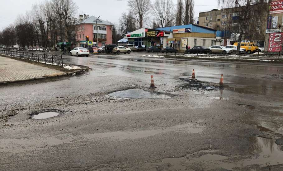 В Ельце не умеют качественно делать даже ямочный ремонт...