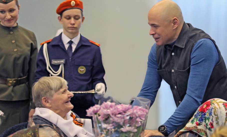 Игорь Артамонов вручил медали елецким ветеранам и труженикам тыла