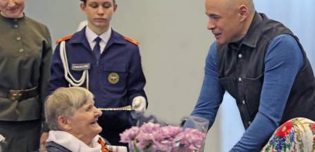 Игорь Артамонов вручил медали елецким ветеранам и труженикам тыла