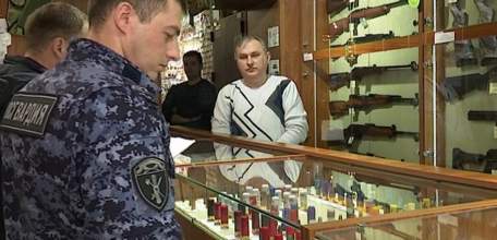 Сотрудники Росгвардии провели рейд по оружейным магазинам в Ельце