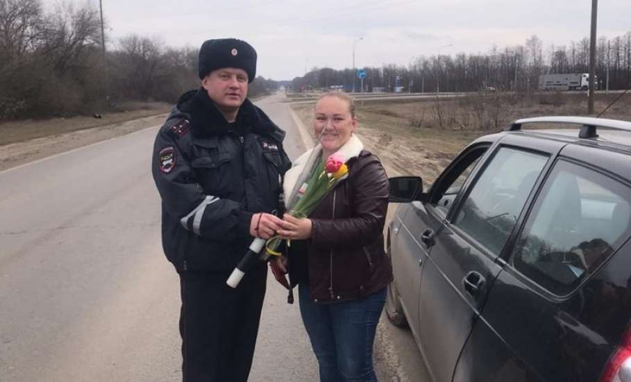 В Елецком районе стартовала акция «Цветы для автоледи»